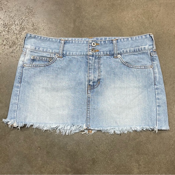 Vintage 90s Hollister Light Wash Jean Low Rise Frayed Hem Mini Skirt Y2K - Picture 1 of 9